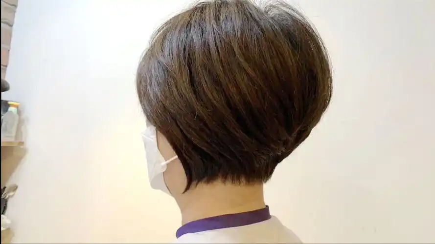 50岁女性波波头剪成"挂耳短发",时尚显年轻,气质真好