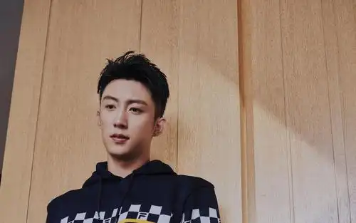 黄景瑜时尚休闲阳光干净迷人写真