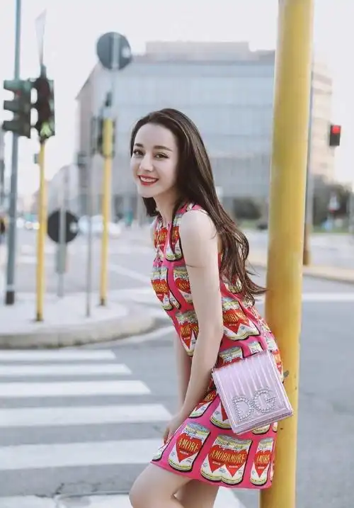 明星: 迪丽热巴笑一身红裙出境,清新可爱的气质,我再次沦陷了