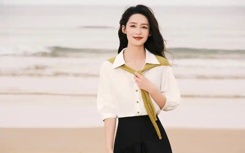 李沁的海边氛围感大片绝了!