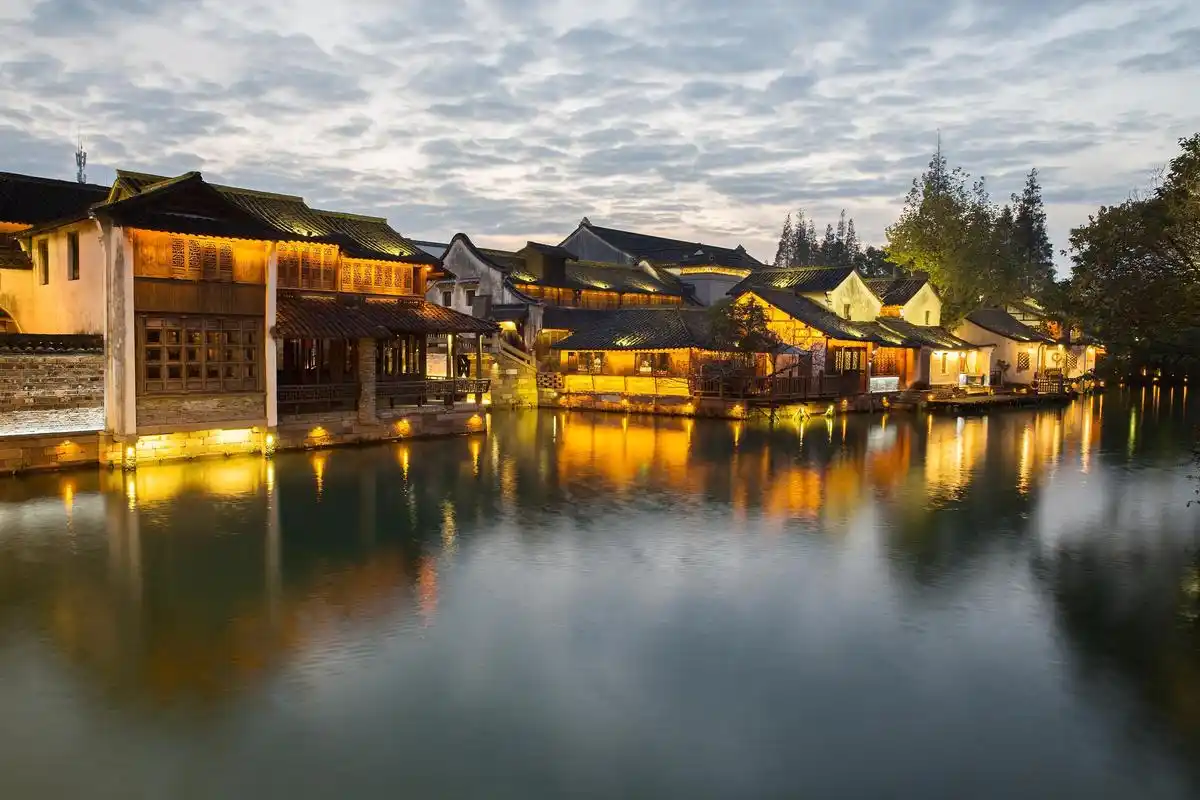 乌镇两日游攻略 乌镇,这座充满江南水乡韵味的古镇,位于浙江省嘉兴