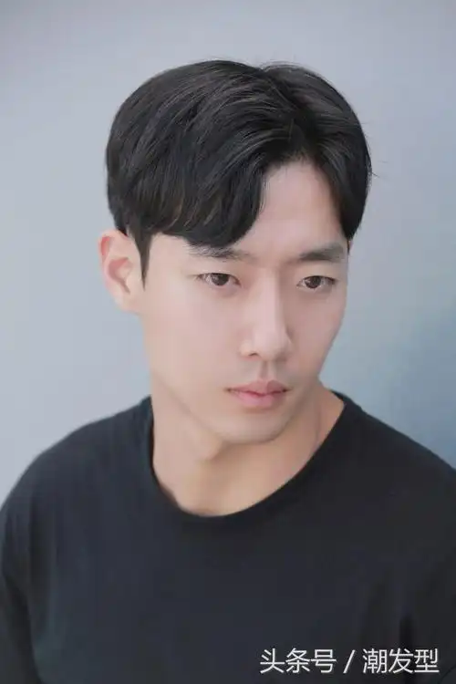 梳理成优雅简约的男生斜刘海分头短发发型,利用时尚倾斜刘海将突出来