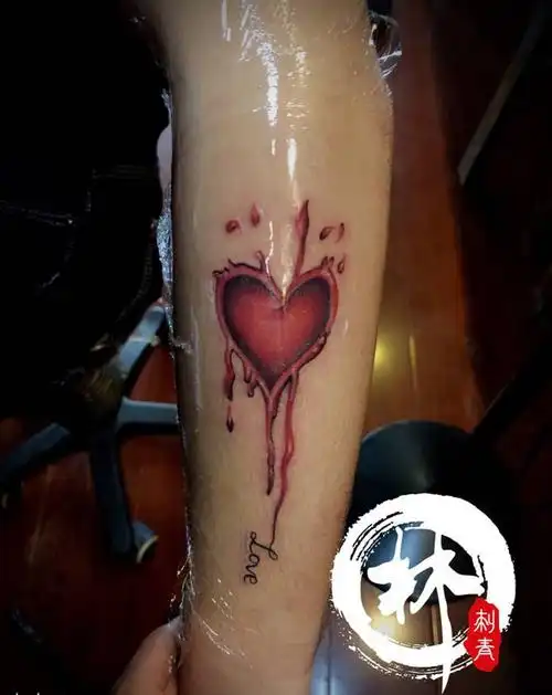 心纹身图片_手部新传统纹身图案