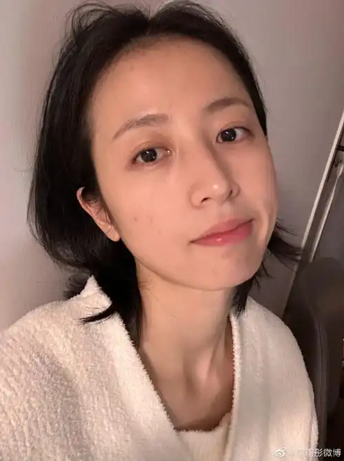 素颜的神更新六宫格自拍照了生活气息好足,感觉我在和周姐同居@周雨彤