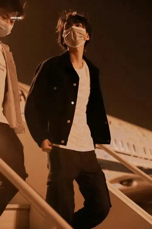 踩着21岁尾巴回家,又拽又a的长发凯汁好迷人@tfboys-王俊凯#王俊凯二