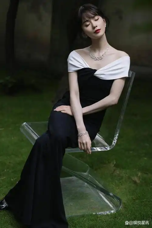 6月15日,刘诗诗出席上海活动,身着roland mouret pre-fall 23黑白长裙