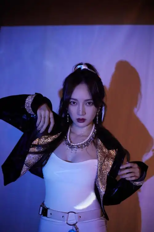 孟佳皮衣紧身裙酷美写真图片56