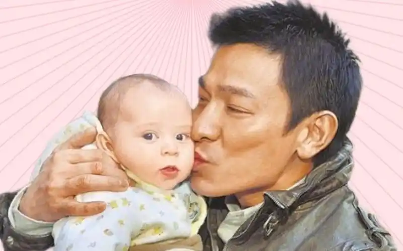 被刘德华亲了一口的婴儿,长大后把他踢下神坛,网友:青出于蓝