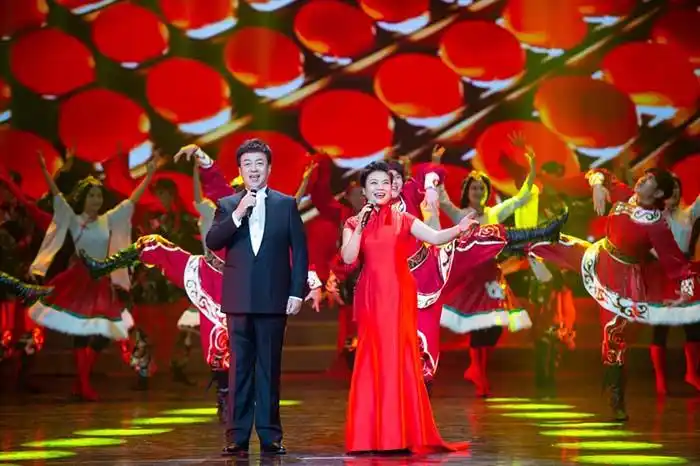 10月15日,歌唱家张也(右)和吕继宏演唱《丰收中国年》.