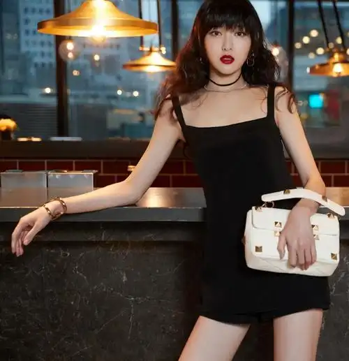 唐嫣一头港风卷发,搭配黑色吊带裙,耳间手腕点缀金属饰品,尽显