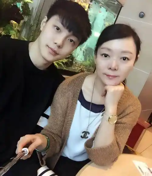 胡明轩的妈妈在90年代拍的照片!