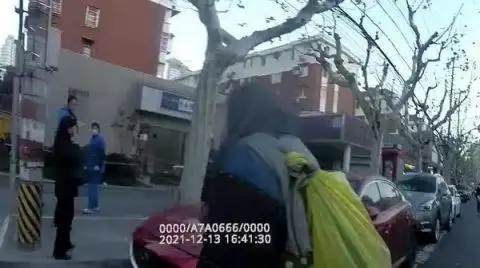 ""需要帮助吗?"冬日街头,一名衣衫褴褛的老人光着脚在路上闲逛.