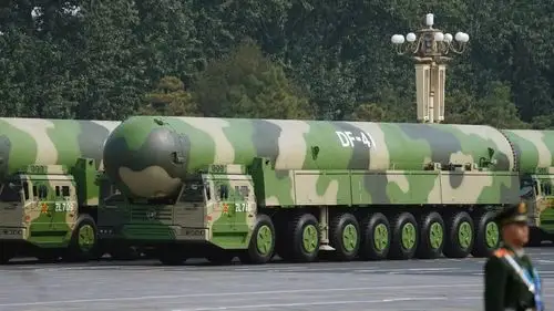 1984年国庆35周年阅兵典礼上,常年冬眠深山的中国计谋导弹军队,首次