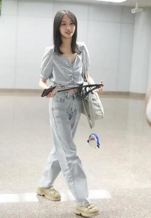 郑爽身穿黄色西装好有活力,纤细身材惹人怜爱,可不要再瘦了|牛仔裤