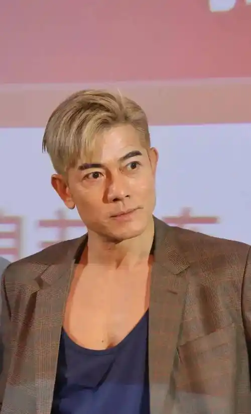 58岁郭富城引发热议!活动生图被曝光,胸口突现老年斑!_网友_因为_保养