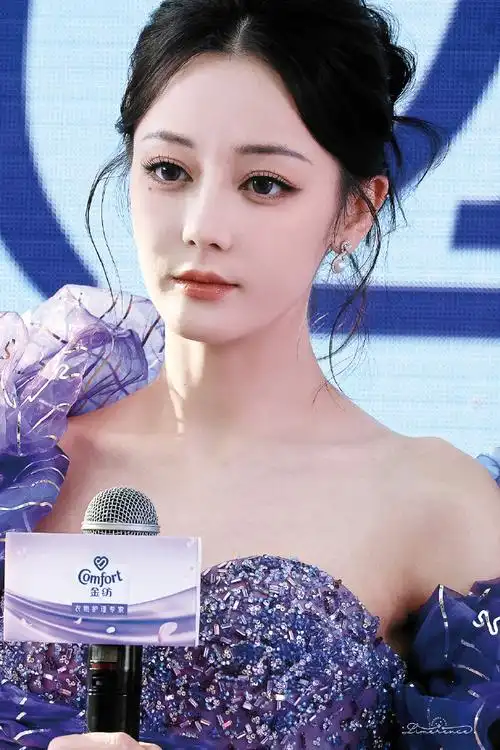 迪丽热巴超话#迪丽热巴代言金纺#  240225 昆明 金纺活动  "你看 你多
