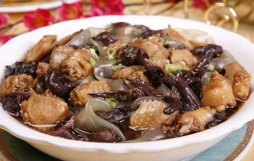 厨房炖菜小鸡炖蘑菇
