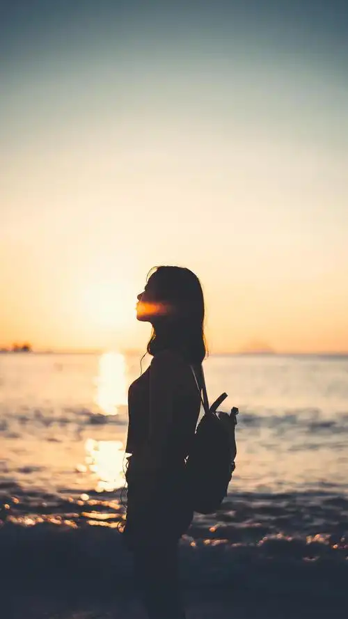 夕阳下背包女生,锁屏图片,手机壁纸,女性-回车桌面