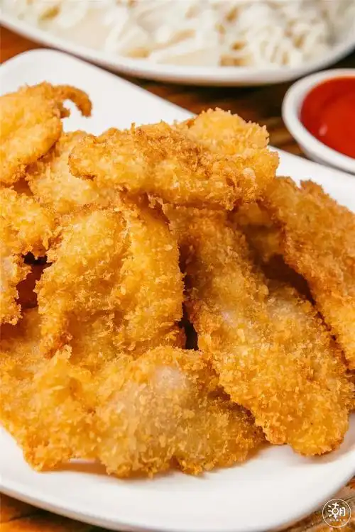 是小盆友也喜欢的菜式在盘子里堆成小山的炸鱼排价格:38元 推荐