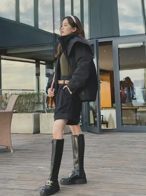 刘诗诗复古摩登格调花絮图 黑色工装棉服 黑色短裤长靴