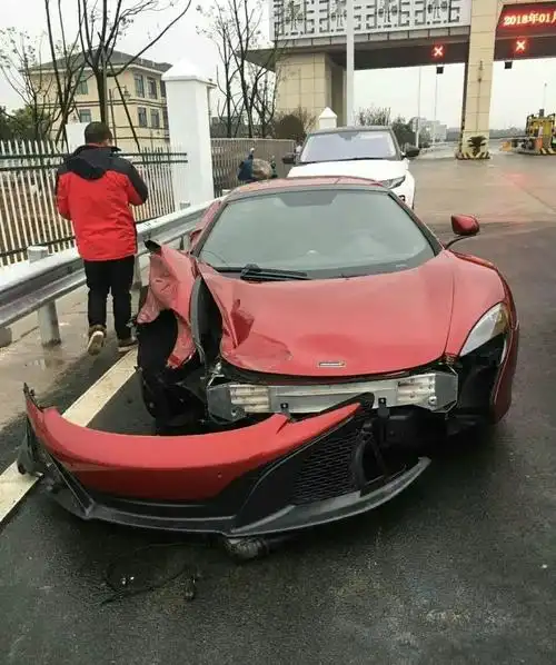 发生了一起豪车事故,一辆迈凯伦跑车在高速上突然失控撞上中央护栏