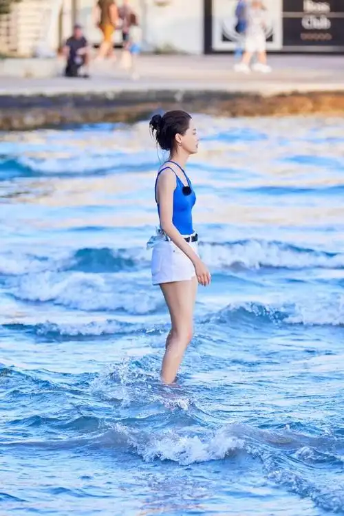 穿比基尼,但身材依旧炸裂,都是大海的气息|柳岩|姜妍|关晓彤_网易订阅