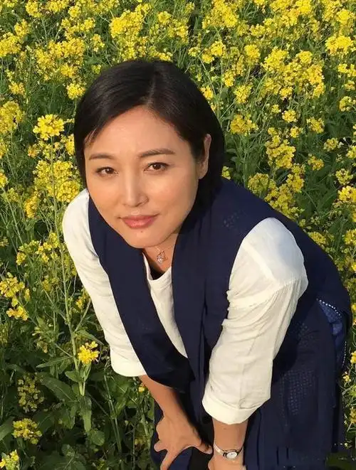 感张延造型解析今年52岁的张延不仅是中国内地女演员还是一名主持人