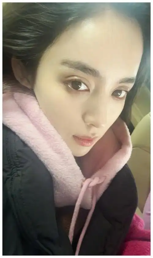 娜扎31岁犯迷糊找车却拍出让人尖叫的照片闺蜜尴尬相随