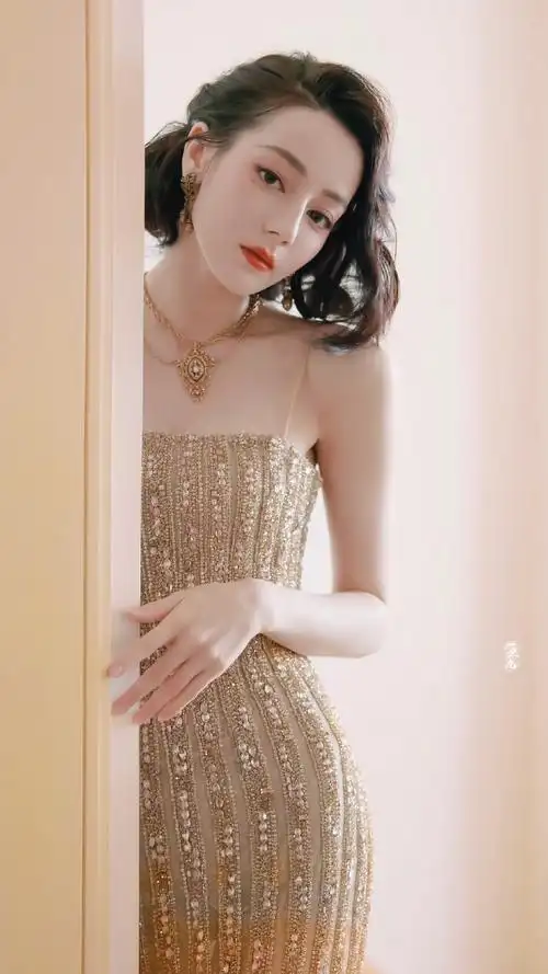 迪丽热巴生图##迪丽热巴吊带金色鱼尾礼服