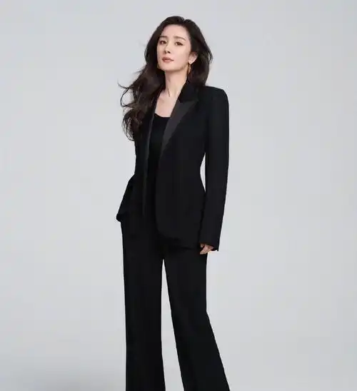 杨幂身穿黑色西装套装优雅靓丽肤白貌美身材曼妙太惊艳