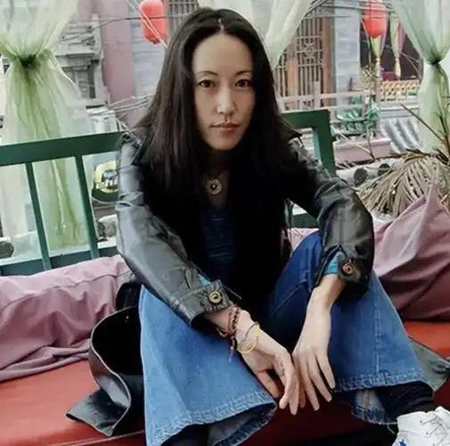 55岁窦唯罕见露面,秃顶颓废无人能认,王菲当年却愿意为他倒尿盆