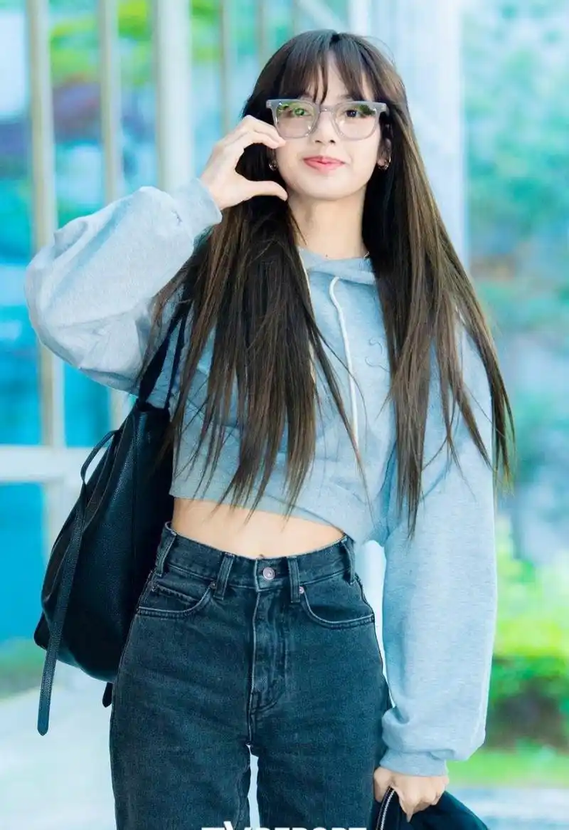 lisa机场街拍,素颜也很好看!