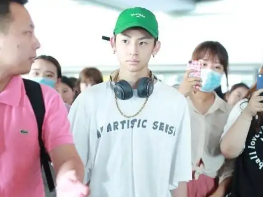 小鬼的素颜照看上去也是很帅气阳光的,所以给89分吧,小鬼素颜89分