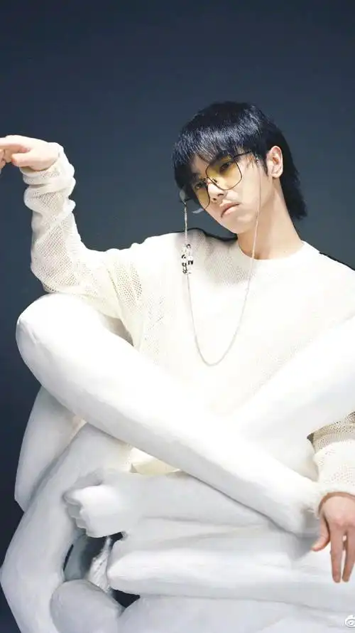 华晨宇#华晨宇拽起来,谁都不认识