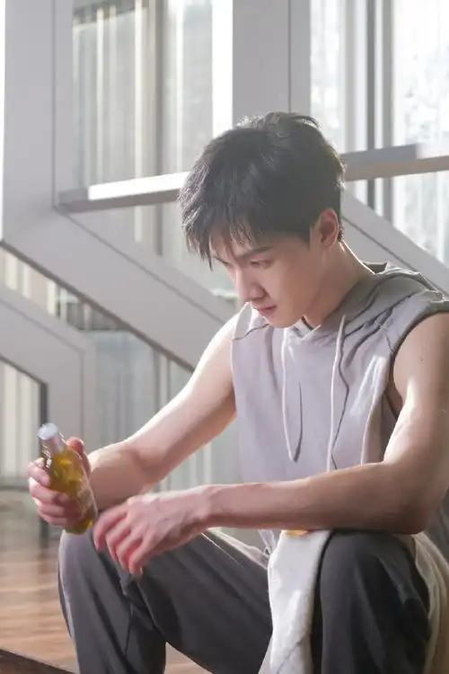 李昀锐的王牌新角色#也太带感了吧,谁不想在哥哥的腹肌上滑滑梯啊?