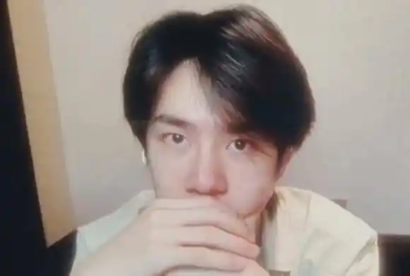 王一博直男角度录制天天向上原相机下脸还没巴掌大