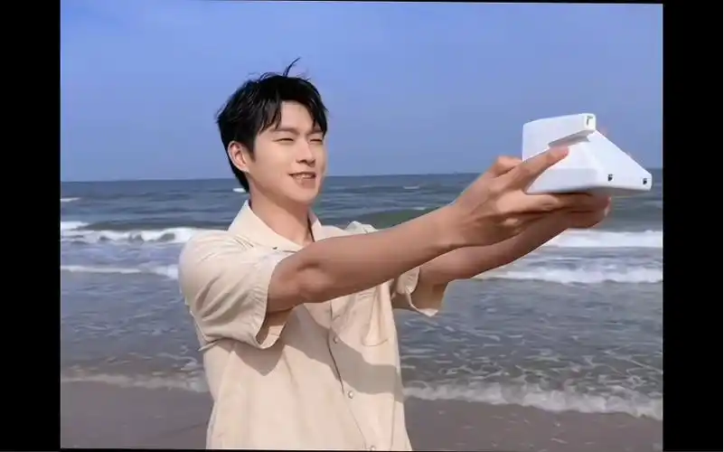 魏大勋同学很喜欢海边拍照呢,希望魏大勋同学永远开心快乐