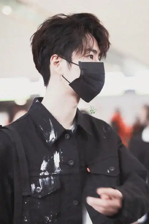 王一博#|#王一博平安喜乐#连口罩都遮不住的帅气这也只能是王一博了