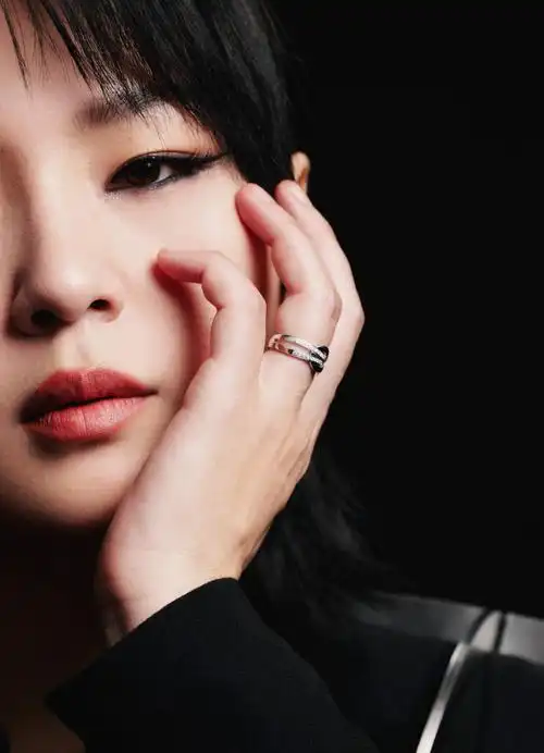 周笔畅超话黑色西装勾勒,@周笔畅出席#微博之夜#红毯,张驰之间,从容有