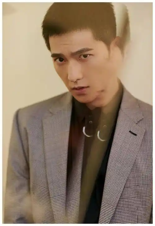 杨洋最新款寸头造型亮相清爽干练发型尽显俊朗英气的型男魅力