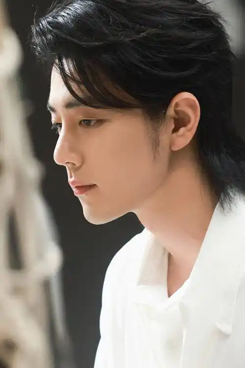 肖战近照曝光丰神俊朗引发百万点赞