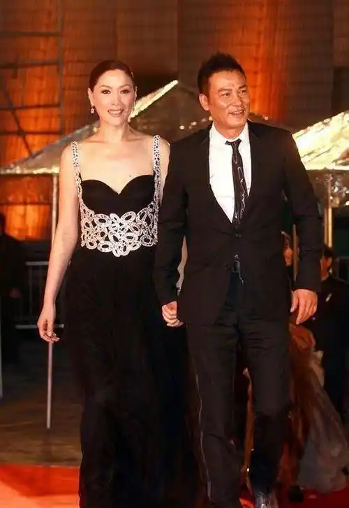 任达华眼光真好!老婆身材高挑穿薄纱裙55岁还是超模_琦琦_设计_黑色