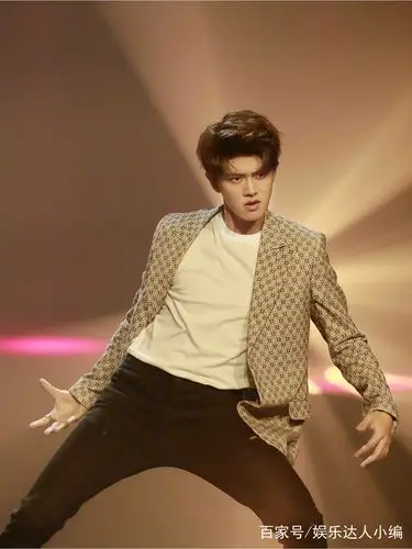 任嘉伦舞力全开,盘点6种舞台穿搭,男神魅力无法挡