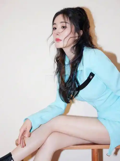 37岁的杨幂身材到底有多好? 「小鸟腿」根本藏不住!_女性_时尚_造型