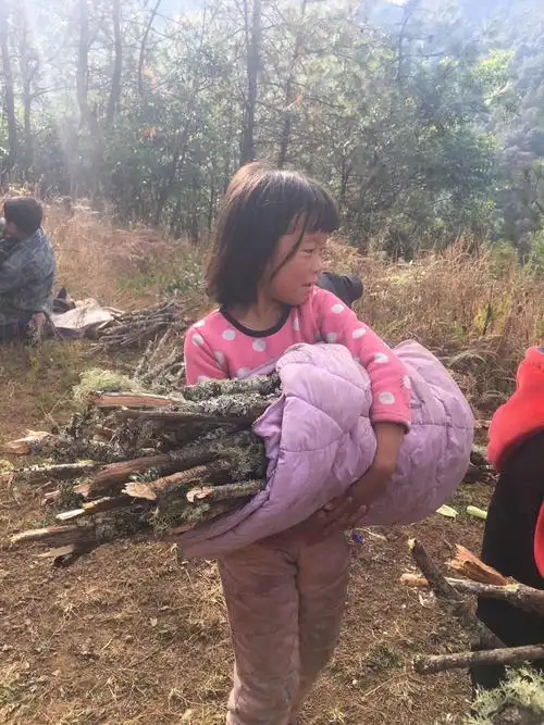 当城市里的孩子过着锦衣玉食的生活时,你知道山区的孩子是怎么生活的