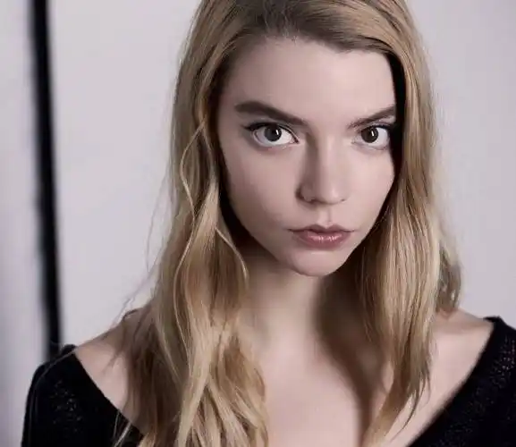 原创因外貌遭受歧视被霸凌现在的她终于绽放美丽anyataylorjoy