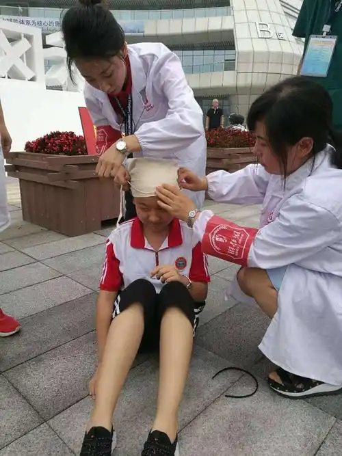 一名头部受伤者接受包扎.