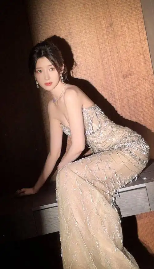 毛晓彤穿流苏鱼尾裙秀曼妙身姿 展现完美腰臀比例