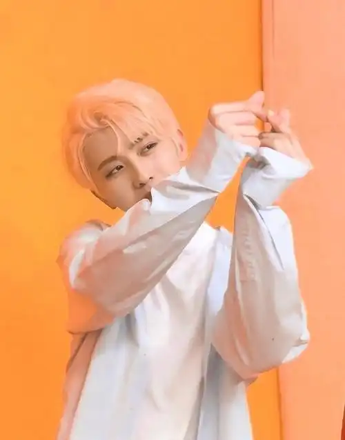 蔡徐坤比心好甜