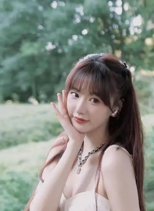 孔雪儿穿着白色吊带秀小蛮腰曼妙身材太性感美艳